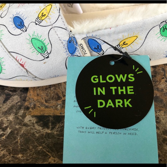 TOMS Glow In The Dark Lights Print with Faux fur - Picture 8 of 11